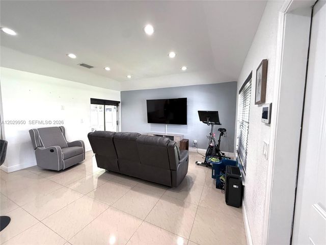 1071 SW 86th Ave, Pembroke Pines, FL 33025