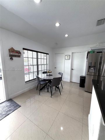 1071 SW 86th Ave, Pembroke Pines, FL 33025