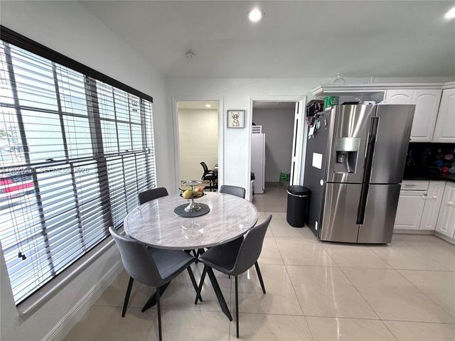 1071 SW 86th Ave, Pembroke Pines, FL 33025