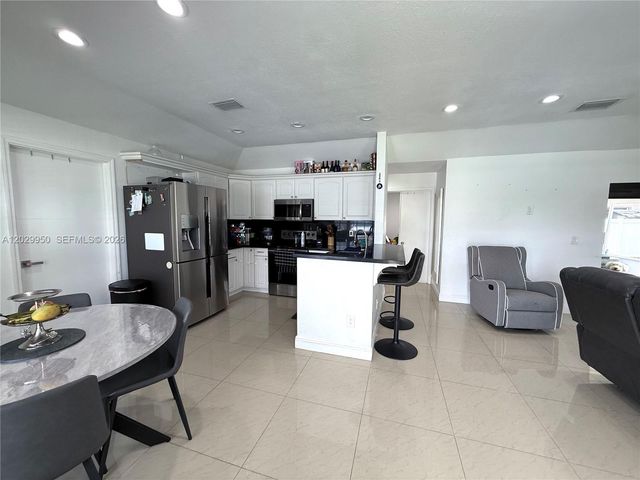 1071 SW 86th Ave, Pembroke Pines, FL 33025