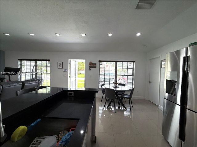 1071 SW 86th Ave, Pembroke Pines, FL 33025