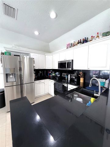 1071 SW 86th Ave, Pembroke Pines, FL 33025
