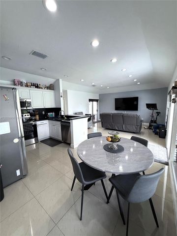 1071 SW 86th Ave, Pembroke Pines, FL 33025