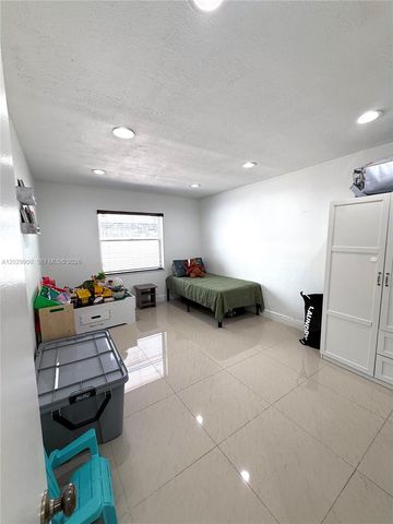 1071 SW 86th Ave, Pembroke Pines, FL 33025