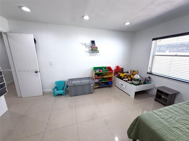 1071 SW 86th Ave, Pembroke Pines, FL 33025