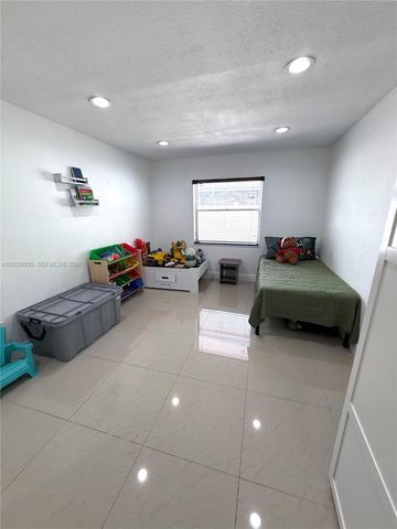 1071 SW 86th Ave, Pembroke Pines, FL 33025
