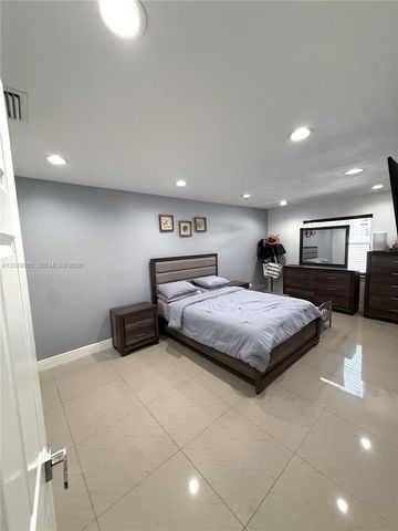 1071 SW 86th Ave, Pembroke Pines, FL 33025