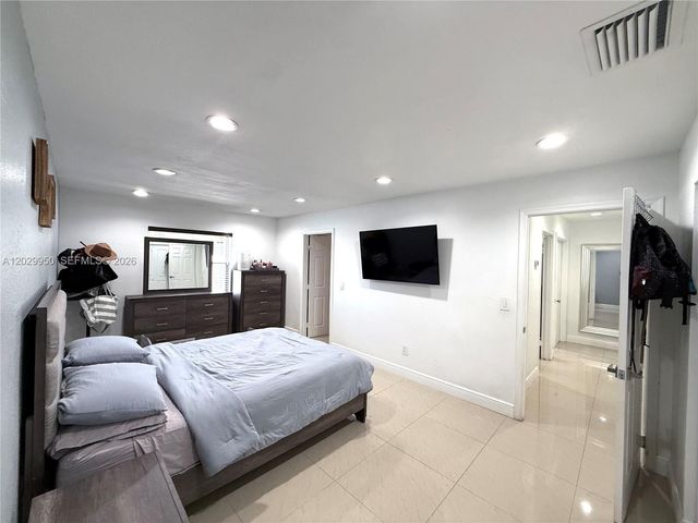 1071 SW 86th Ave, Pembroke Pines, FL 33025