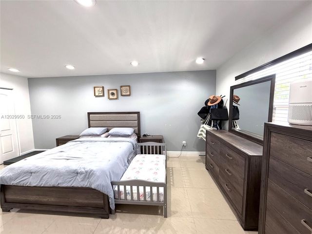 1071 SW 86th Ave, Pembroke Pines, FL 33025