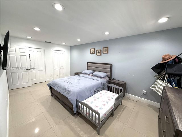 1071 SW 86th Ave, Pembroke Pines, FL 33025