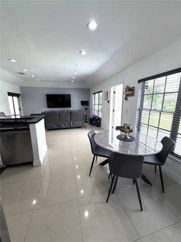 1071 SW 86th Ave, Pembroke Pines, FL 33025