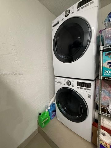 1071 SW 86th Ave, Pembroke Pines, FL 33025