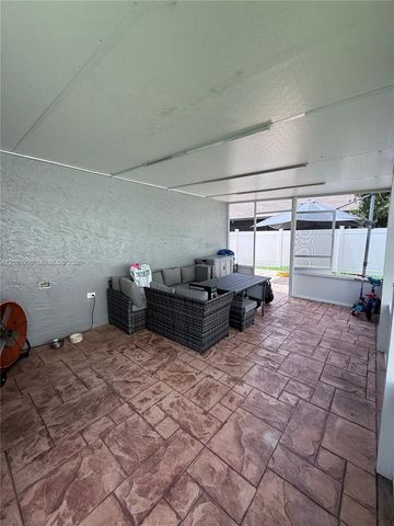 1071 SW 86th Ave, Pembroke Pines, FL 33025