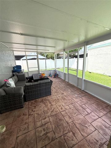 1071 SW 86th Ave, Pembroke Pines, FL 33025