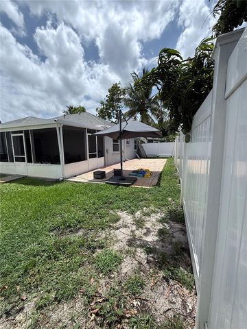 1071 SW 86th Ave, Pembroke Pines, FL 33025