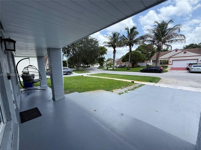 1071 SW 86th Ave, Pembroke Pines, FL 33025
