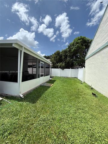 1071 SW 86th Ave, Pembroke Pines, FL 33025