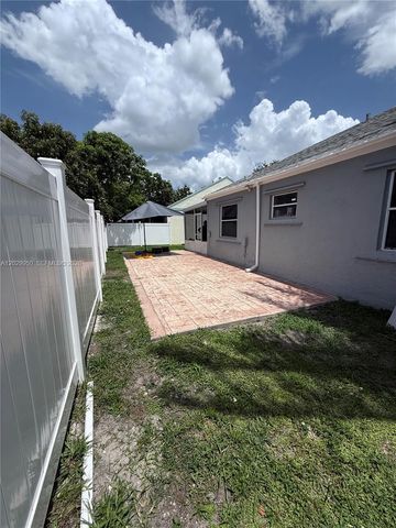 1071 SW 86th Ave, Pembroke Pines, FL 33025