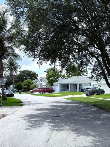 1071 SW 86th Ave, Pembroke Pines, FL 33025