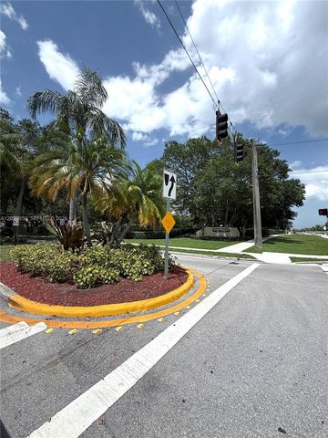 1071 SW 86th Ave, Pembroke Pines, FL 33025