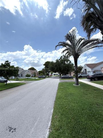 1071 SW 86th Ave, Pembroke Pines, FL 33025