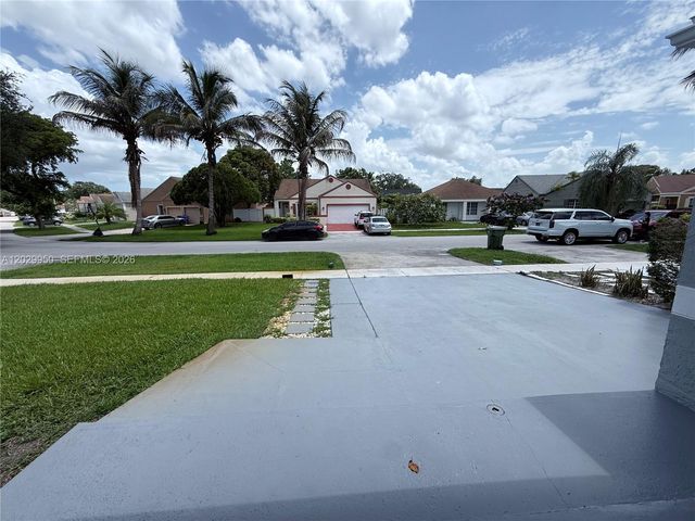 1071 SW 86th Ave, Pembroke Pines, FL 33025