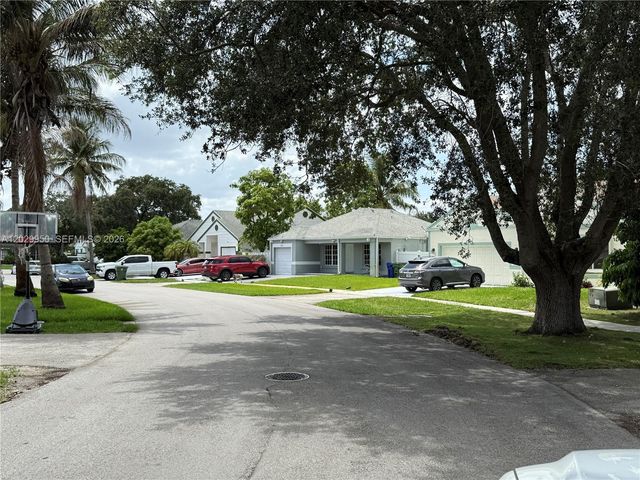 1071 SW 86th Ave, Pembroke Pines, FL 33025