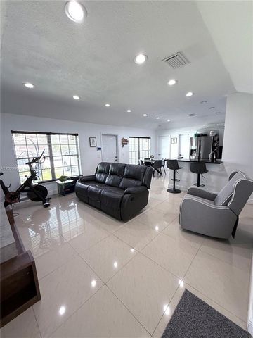 1071 SW 86th Ave, Pembroke Pines, FL 33025