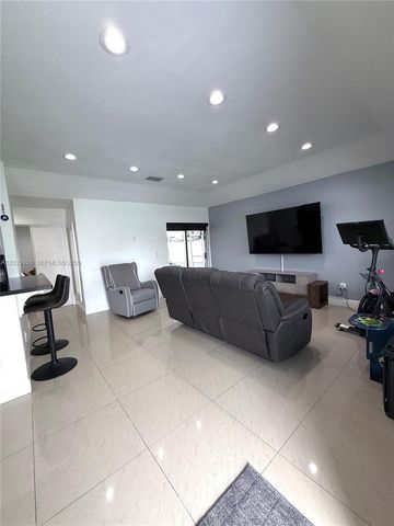 1071 SW 86th Ave, Pembroke Pines, FL 33025