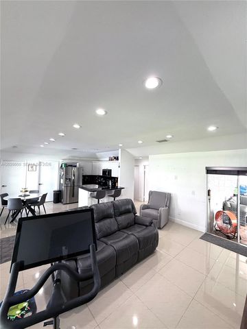 1071 SW 86th Ave, Pembroke Pines, FL 33025
