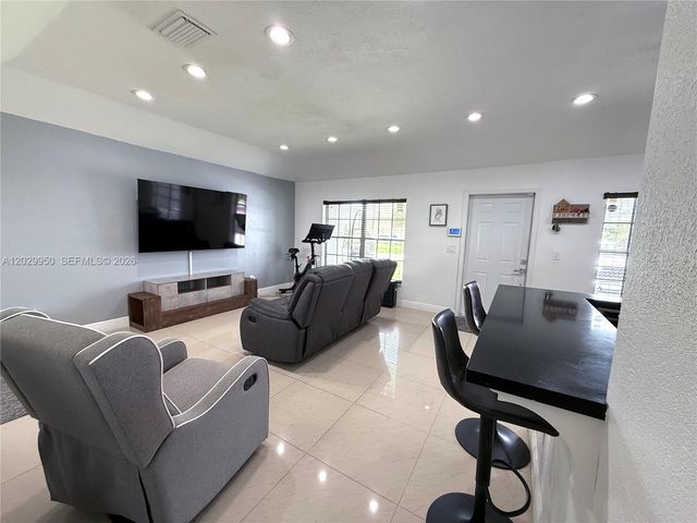 1071 SW 86th Ave, Pembroke Pines, FL 33025