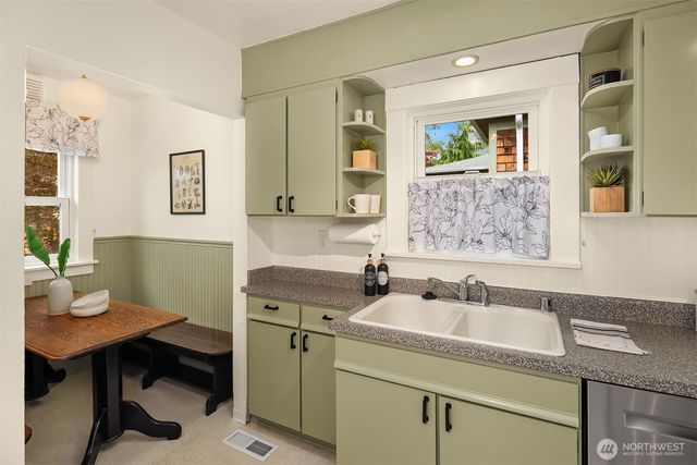 3505 Burke Avenue N, Seattle, WA 98103