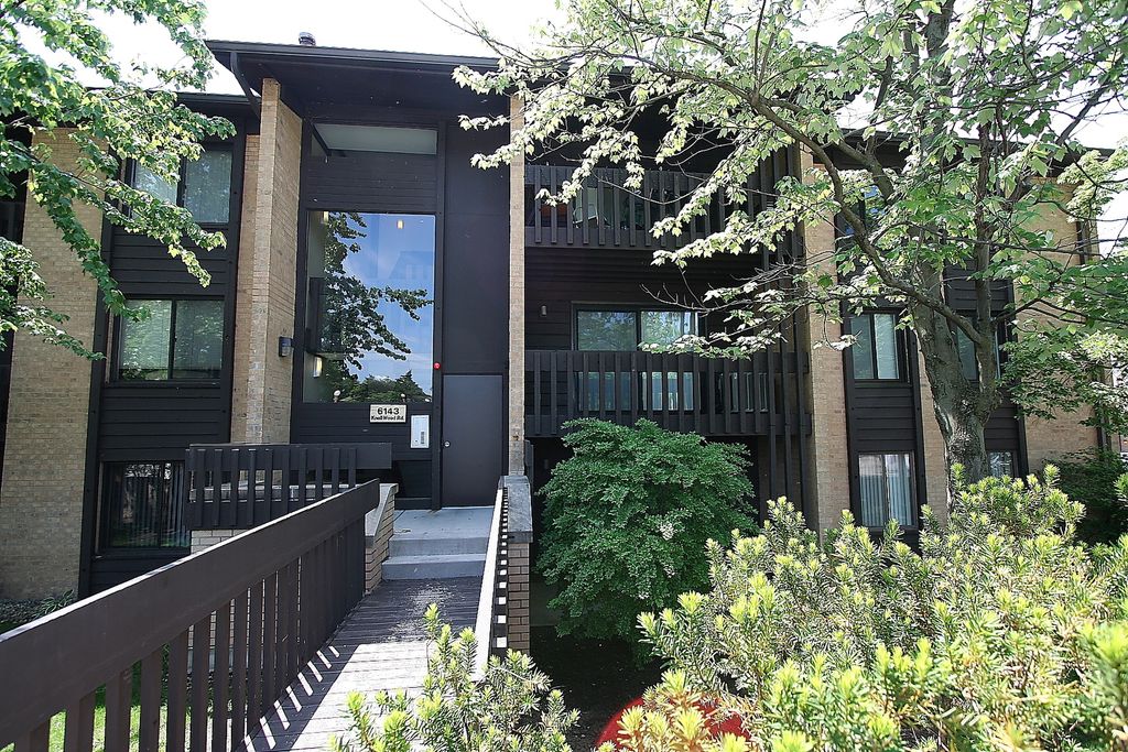 6143 Knollwood Road 106, Willowbrook, IL 60527