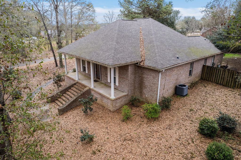32 Le Grande, Hattiesburg, MS 39402