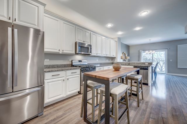 201 Dorset Avenue 201, Oswego, IL 60543