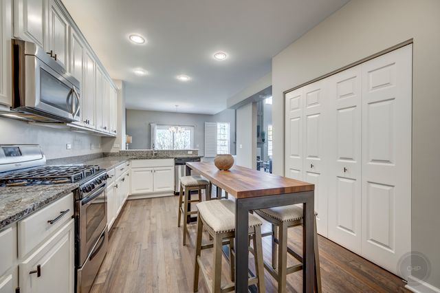 201 Dorset Avenue 201, Oswego, IL 60543