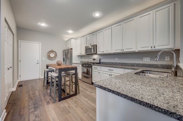 201 Dorset Avenue 201, Oswego, IL 60543