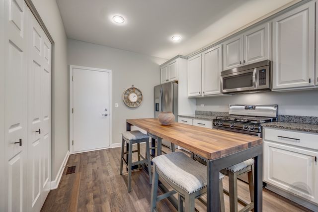 201 Dorset Avenue 201, Oswego, IL 60543