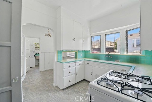 1327 S Burnside, Los Angeles, CA 90019