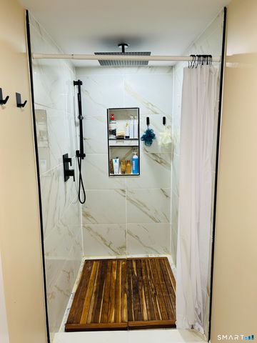 161 Cynthia Lane APT E5, Middletown, CT 06457