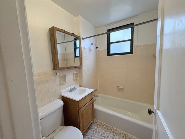 122 Dinsmore Ave 1, Crafton, PA 15205