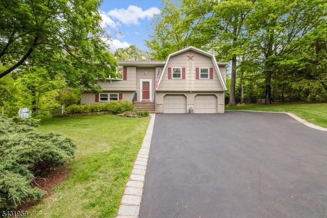 10 Hemlock Pl, Ringwood Boro, NJ 07456
