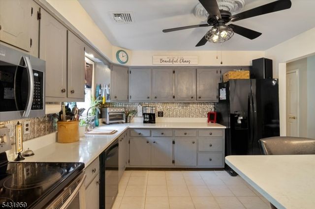 10 Hemlock Pl, Ringwood Boro, NJ 07456