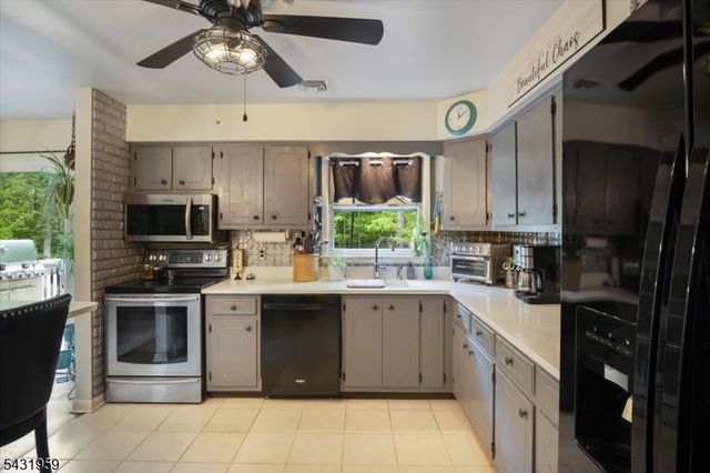 10 Hemlock Pl, Ringwood Boro, NJ 07456