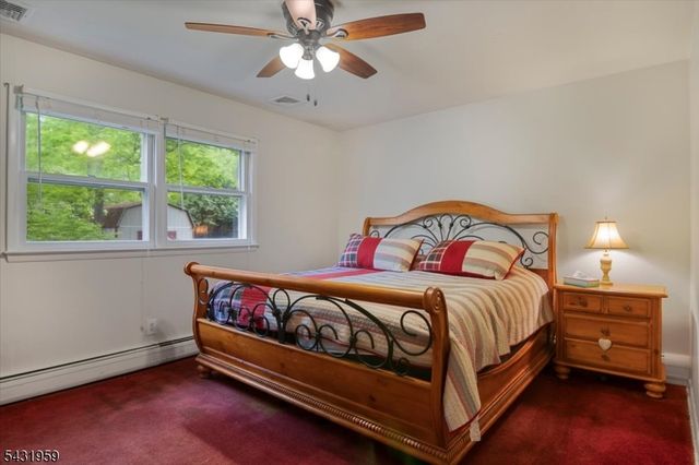 10 Hemlock Pl, Ringwood Boro, NJ 07456