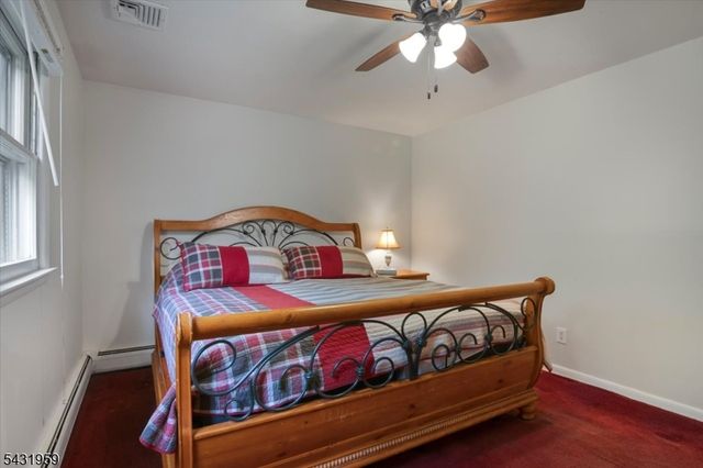 10 Hemlock Pl, Ringwood Boro, NJ 07456