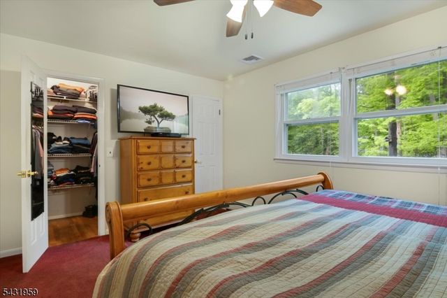 10 Hemlock Pl, Ringwood Boro, NJ 07456