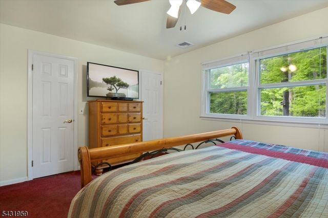 10 Hemlock Pl, Ringwood Boro, NJ 07456