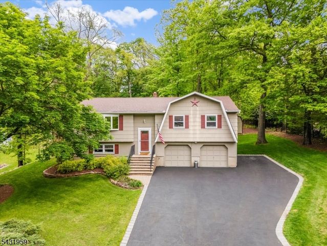 10 Hemlock Pl, Ringwood Boro, NJ 07456