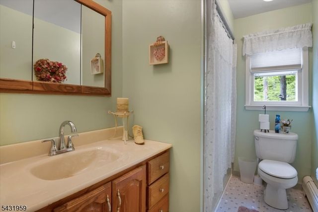 10 Hemlock Pl, Ringwood Boro, NJ 07456